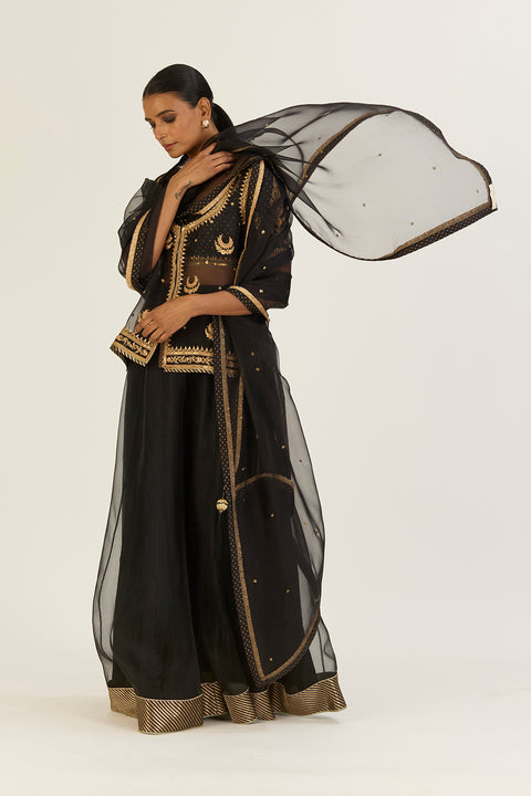Nadia Dupatta-Black